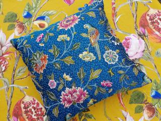 Ptáčci a květy na modré (originální dekorativní polštář)