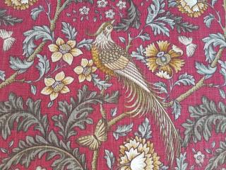 Ptáci a květy v karmínové  1 metr (bavlněná textilie na polštáře či ubrus)