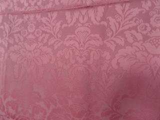 Růžový damaškový vzor  2,8 metru (jemná dekorační textilie)
