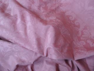 Růžový damaškový vzor  6 metrů (jemná dekorační textilie)