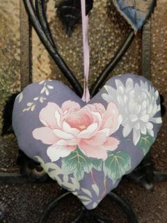 Srdce   "Květy na pastelové" (velké dekorativní srdce na okenní/dveřní kliku, nábytkové kování)