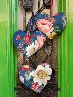 Srdce   "Pestré květy na modré" (velké dekorativní srdce na okenní/dveřní kliku, nábytkové kování)