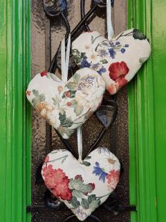 Srdce   "Pestré květy" (velké dekorativní srdce na okenní/dveřní kliku, nábytkové kování)