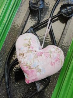 Srdce   "Pudrová růžová" (velké dekorativní srdce na okenní/dveřní kliku, nábytkové kování)