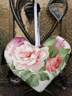 Srdce   "Růže a šeříky" (velké dekorativní srdce na okenní/dveřní kliku, nábytkové kování)