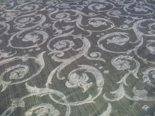 Textilie s florálním dekorem (olivově-zelený podklad, vetkávaný florální motiv)