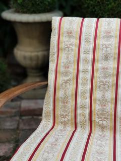 Tkané pruhy a ornamenty v burgundy (tenčí čalounická látka na židle)