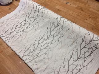Tkaný motiv větví  2,8 metru (jedinečná tkaná textilie pro elegantní závěs)