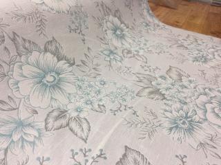Tkaný rustikální motiv květin v modré CA429 (tkaná textilie na závěs i čalounění, polštáře či ubrusy)