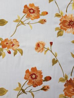 Vyšívané květy v oranžovo medovém odstínu (elegantní látka na polštáře, přehozy, závěsy)