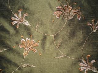 Zelené hedvábí s florální výšivkou CA39 (lehká textilie na závěs nebo výplň paravánu)