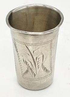 Drobný stříbrný kidušový pohárek s rytím, 4.1 cm
