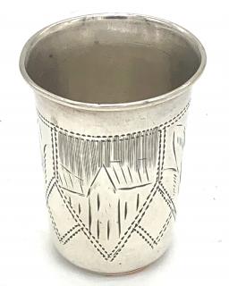 Malý stříbrný kidušový pohárek s rytím, 4.3 cm