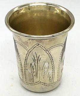Malý stříbrný kidušový pohárek s rytým dekorem, 4.4 cm