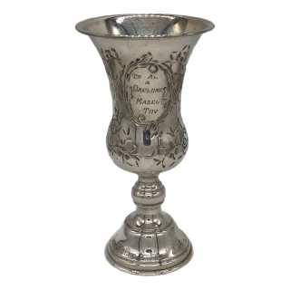 Stříbrný kidušový pohár zdobený tepaným dekorem, 15.2 cm vysoký