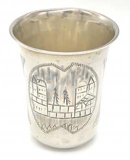Stříbrný kidušový pohárek s rytým dekorem města, 5.3 cm