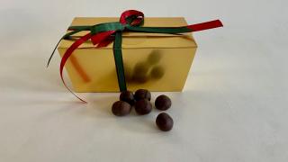 Lískové oříšky v tmavé čokoládě v krabičce