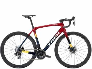 Silniční kolo TREK Domane SLR 7 AXS Gen.4 Metallic Red Smoke to Blue Smoke Fade Velikost: 50