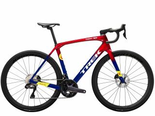 Silniční kolo TREK Domane SLR 7 Gen.4 Metallic Red Smoke to Blue Smoke Fade Velikost: 52