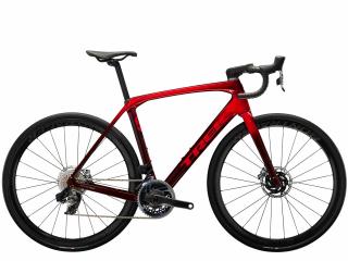 Silniční kolo TREK Domane SLR 9 AXS Gen.4 Metallic Red Smoke to Red Carbon Smoke Velikost: 47