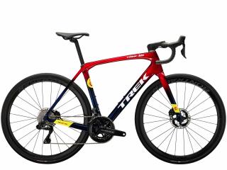 Silniční kolo TREK Domane SLR 9 Gen.4 Metallic Red Smoke to Blue Smoke Fade Velikost: 56