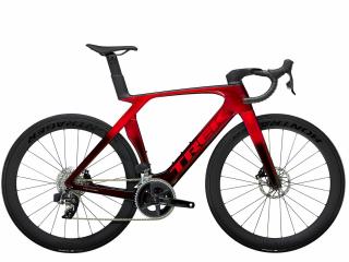 Silniční kolo TREK Madone SLR 6 eTap Gen 7 Metallic Red Smoke to Red Carbon Smoke Velikost: 52