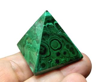 Malachit pyramida 3x3,3cm ,váha 30g (KUPUJETE TENTO KUS  č.1)