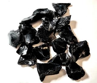 Obsidian černý surový vel.3-4cm