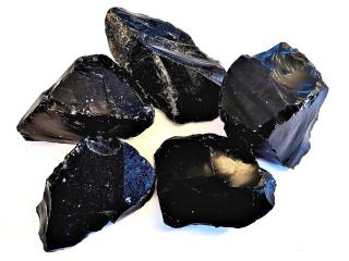 Obsidian černý surový vel.5-6cm