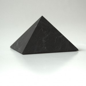 Shungit pyramida 4cm leštěná