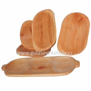 velký dřevěný podnos dělený a čtyři velké talíře (servírovací dřevěný podnos dělený na tři části a čtyři velké talíře)