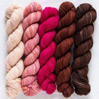 MANOS DEL URUGUAY - SILK BLEND FINO MINIS - 12 MAUD (Materiál: 70% extrafine merino vlna, 30% hedvábí)