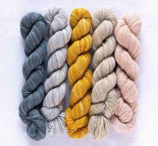 MANOS DEL URUGUAY - SILK BLEND FINO MINIS - 18 URSULA (Materiál: 70% extrafine merino vlna, 30% hedvábí)