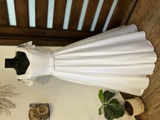 bílé svatební šaty