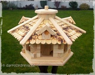 Ptačí krmítko dřevěné - srub s vikýři velký šestihran (žíhaná střecha)
