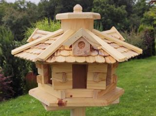 Ptačí krmítko - dřevěný srub s vikýři šestihran střední (žíhaná střecha)