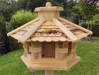 Ptačí krmítko - dřevěný srub šestihran střední (žíhaná střecha)