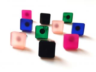 naušnice MINI rounded square (náušnice barevný perspex)