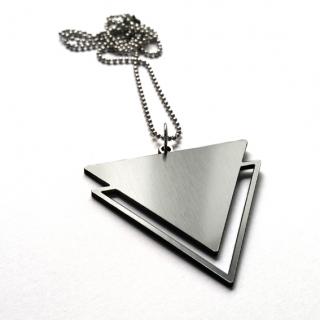 TRIANGLE DOUBLE SILVER náhrdelník (metalicky stříbrný náhrdelník - trojúhelník)
