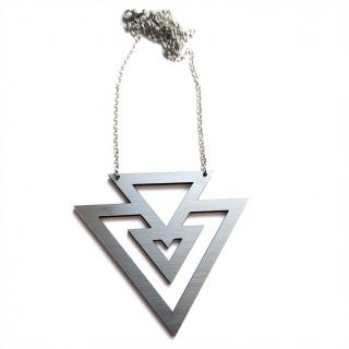 TRIANGLE TRIO SILVER - náhrdelník  (metalicky stříbrný náhrdelník - kombinace trojúhelníků)