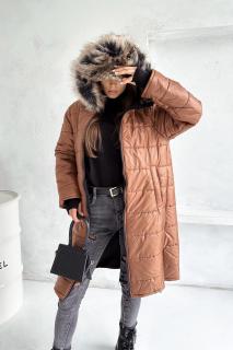 Dámská dlouhá bunda s kožešinou MMK 2377 karamelová (Prošívaná zimní bunda s velkou kapucí )