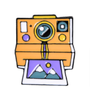 Odznáček ve tvaru fotoaparátu - polaroid hory