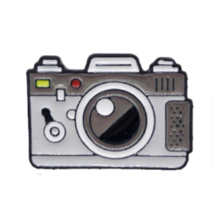 Odznáček ve tvaru fotoaparátu - šedý