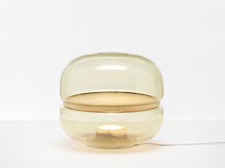 Brokis Macaron, skleněná stolní/stojací lampa, Ø 300 mm Barva skla: Amber - transparentní sklo, Disk: Onyx bílý, Základna: Dub evropský - bíle mořený
