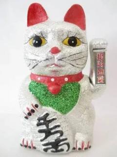 Čínská kočka štěstí stříbrná 14 x 21 cm