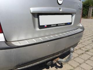 Práh pátých dveří s výstupky, ABS stříbrný matný - Škoda Fabia I. Combi/Sedan (Práh pátých dveří s výstupky pro Škoda Fabia I. Combi/Sedan 2000-2007)