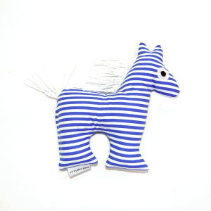 Chrastítko zvířátko, malé - různé druhy typ: Koník - modrý proužek