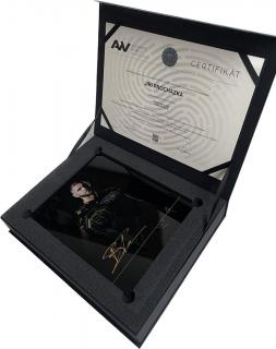 Dárkový box: Tištěná fotka na broušeném skle s ověřeným podpisem Jiřího Procházky + Certifikát AW