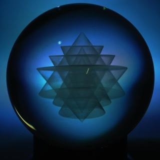SRI YANTRA ve skleněné kouli - 10 cm (SRI JANTRA ve skleněné kouli - 10 cm)