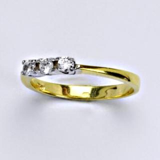 Zlatý prsten, kombinace bílé a žluté zlato, syntetický zirkon, váha 2,59 g, vel.56